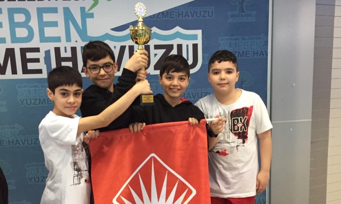 Bahçeşehirli öğrencilerden yüzme yarışması