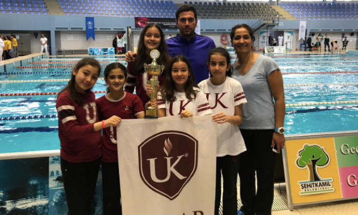 Uygar Koleji öğrencilerinden yüzme başarısı