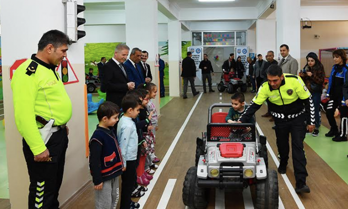 Vali Gül: Çocuklarımız uygulamalı derslerle trafik eğitimi alıyor
