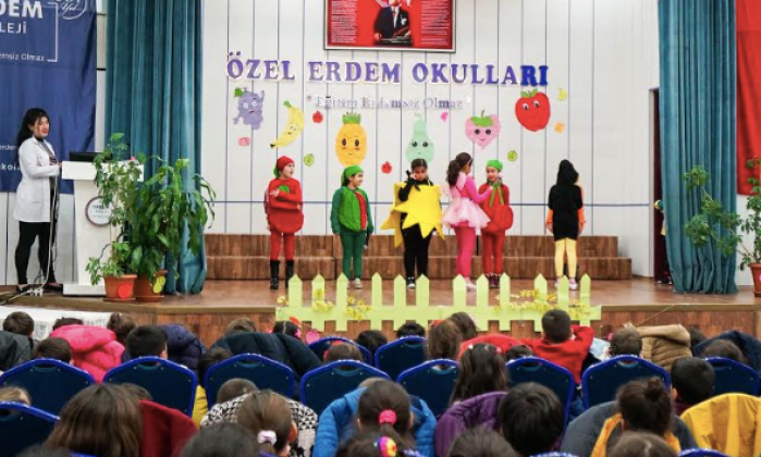 Erdem Kolejinde anlamlı tiyatro