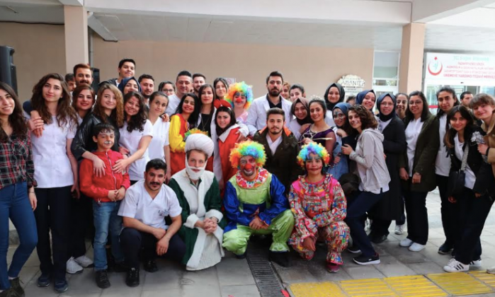 Üniversite Öğrencilerinden Çocuklara 23 Nisan Bayramı