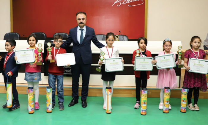 Alkışlar minik satranççılara