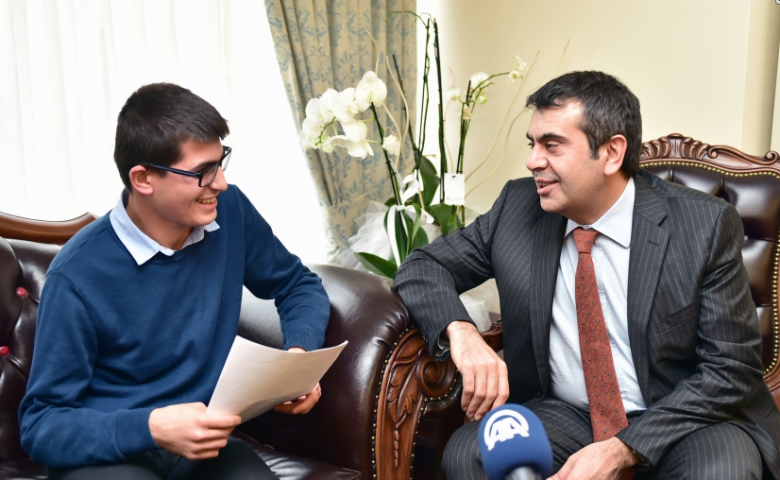 Müsteşar Tekin, engelli öğrencinin önerilerini dinledi