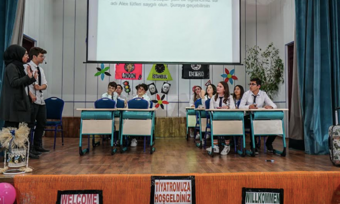 Erdemli öğrencilerin tiyatro yolculuğu