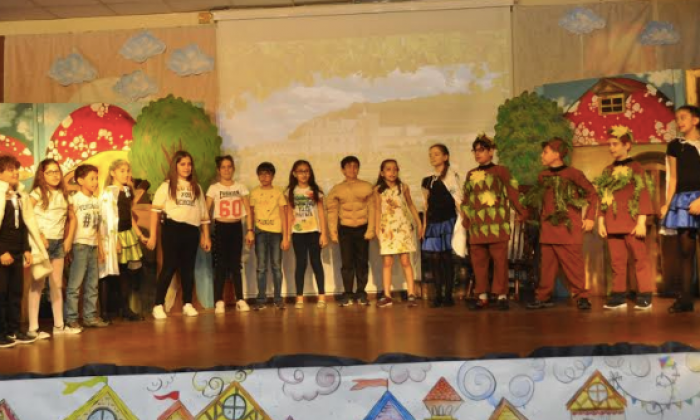 Minik GKV’liler Taş Çorbası ve Bencil Dev’i İngilizce sahneledi