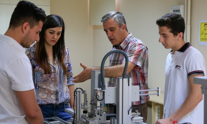 Öğrenciler derslerini endüstri 4.0 ile görüyor