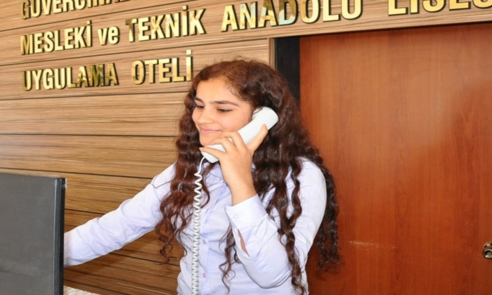 Uygulama otelindeki deneyimleriyle iş hayatına hazırlanıyorlar