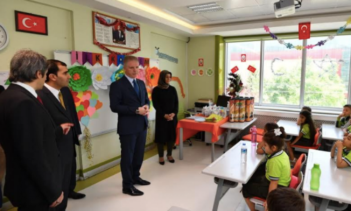 Vali Gül öğrencilerin karne heyecanına ortak oldu