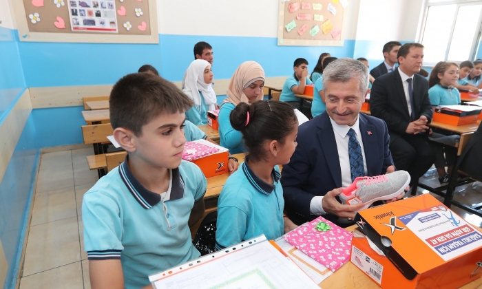 Şahinbey Belediyesi’nden öğrencilere karne hediyesi 399.307 spor ayakkabı