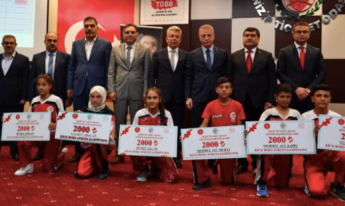 Nizip'in başarılı öğretmen ve öğrencileri ödüllendirildi