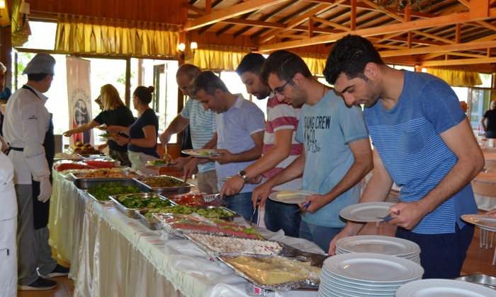 Seçkin ailesi kahvaltıda bir araya geldi