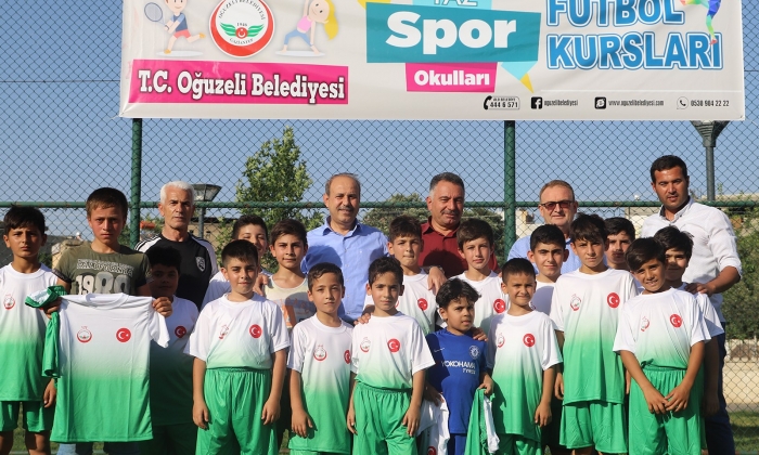 Başkan Kılıç çocuklara forma dağıttı