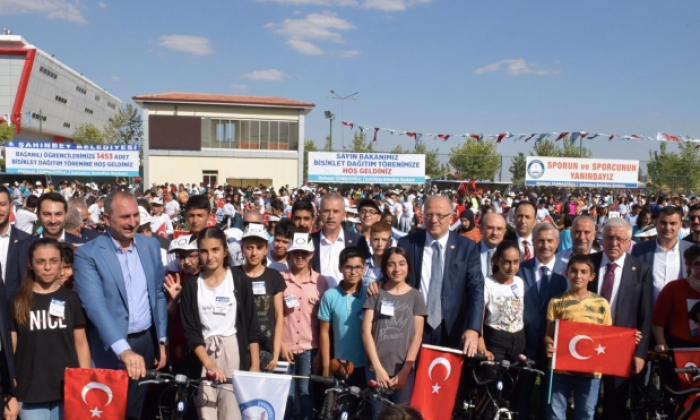Şahinbey'den başarılı öğrencilere 1453 bisiklet