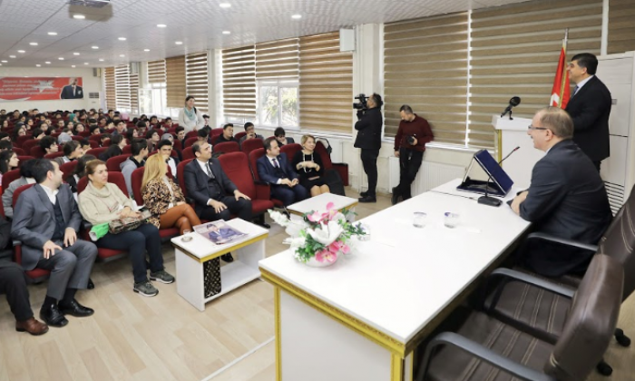Fadıloğlu, Gaziantep Lisesi öğrencilerine deneyimlerini aktardı