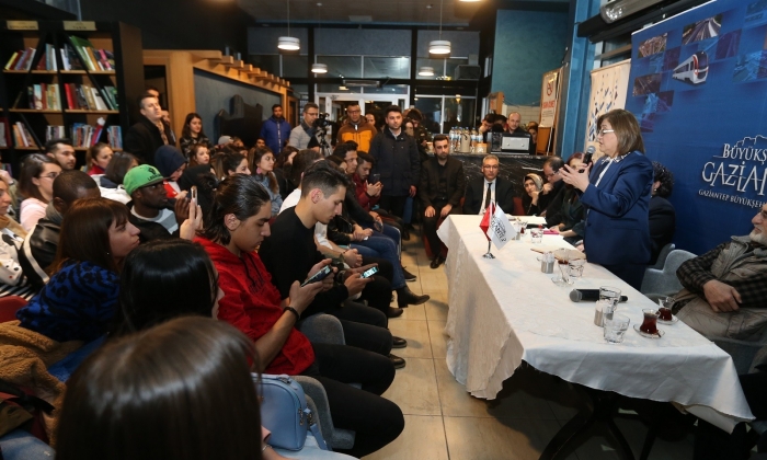 Başkan Fatma Şahin, Kitap kafe’de gençlerle buluştu