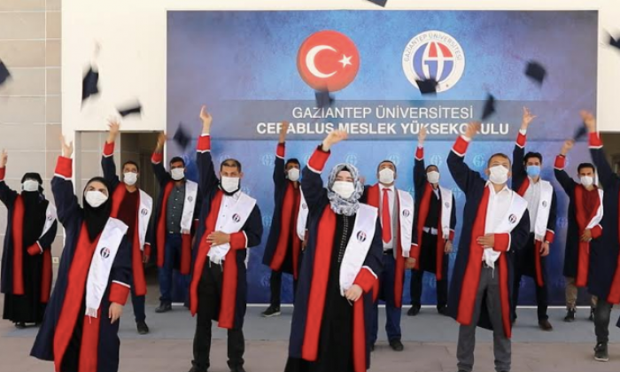 Suriyeli gençlerin mezuniyet coşkusu