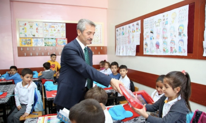 Gaziantep’te 100 bin öğrenciye boyama seti dağıtıldı