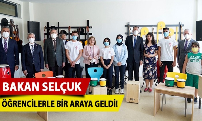 Bakan Selçuk, öğrencilerle bir araya geldi