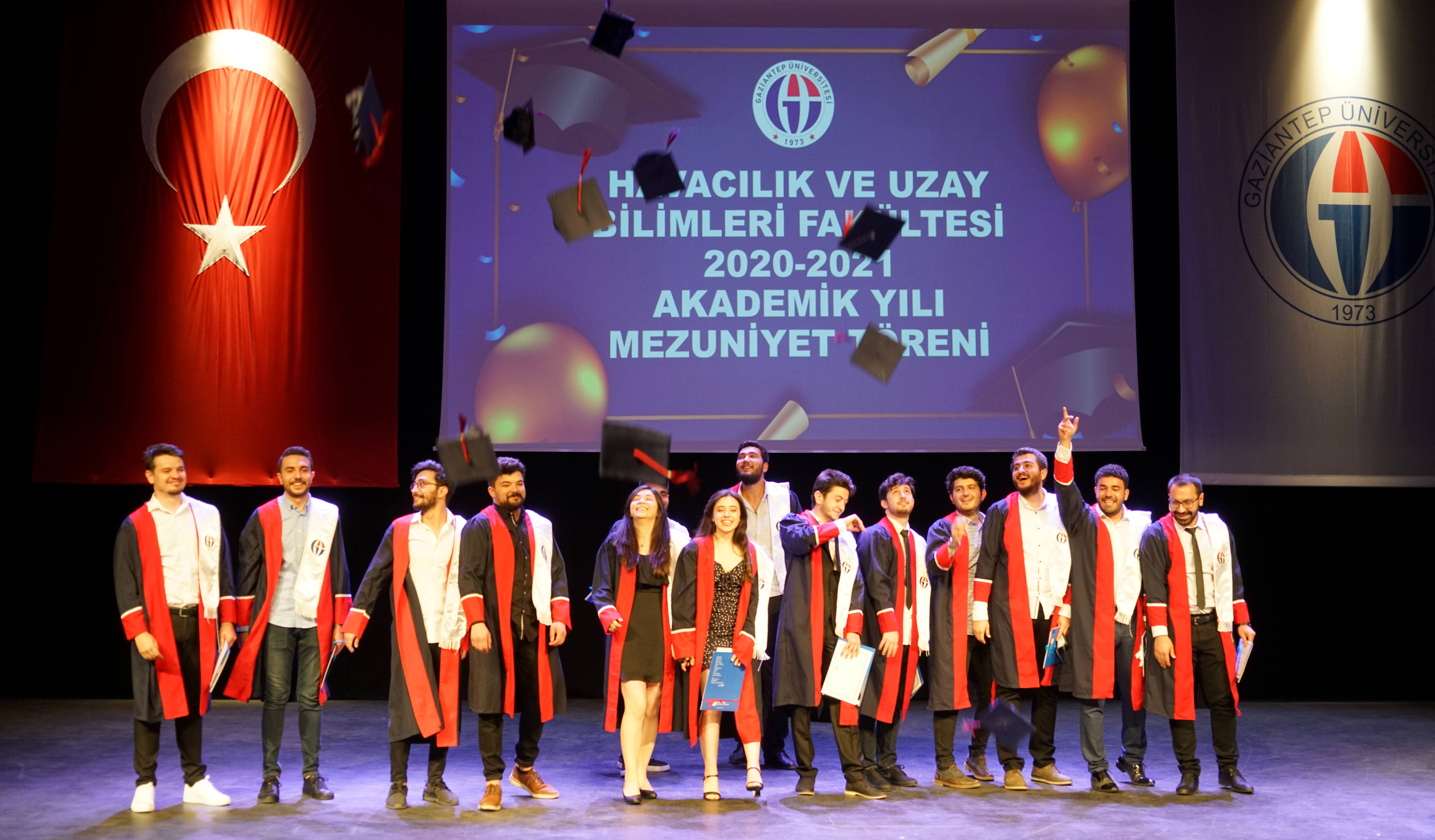 GAÜN Havacılık Ve Uzay Bilimleri Fakültesi mezunlarının kep atma sevinci