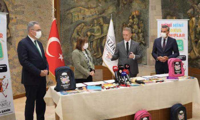 İlkokul 1’inci sınıf öğrencilerin çantaları Büyükşehir’den