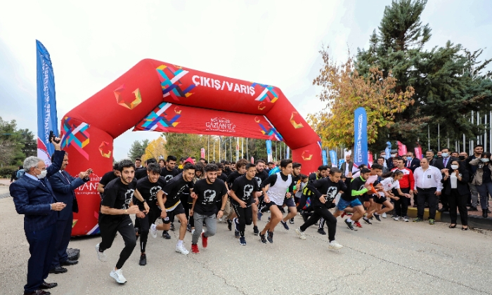 GAÜN’ de öğrenciler Atatürk’ün anısına koştu