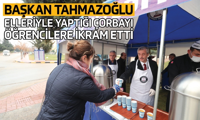 Başkan Tahmazoğlu elleriyle yaptığı çorbayı öğrencilere ikram etti