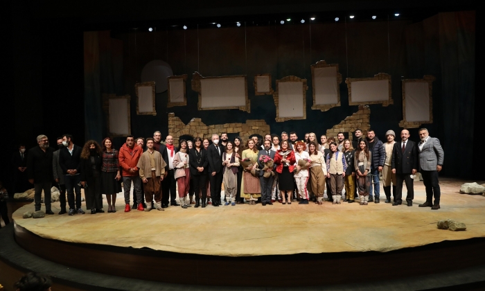 Şehir tiyatrosu “Güvercin Çocuklar” ile ilk oyununu sergiledi