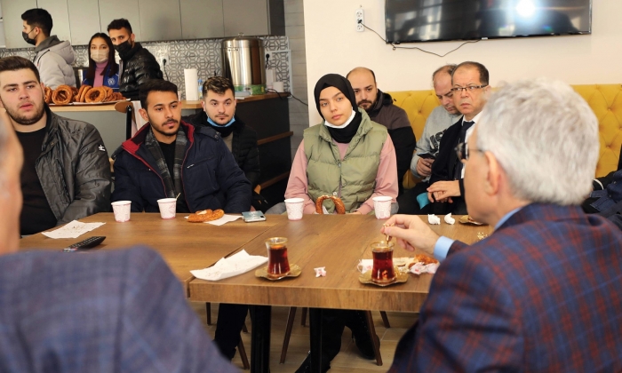 GAÜN öğrencilerine ücretsiz çay simit