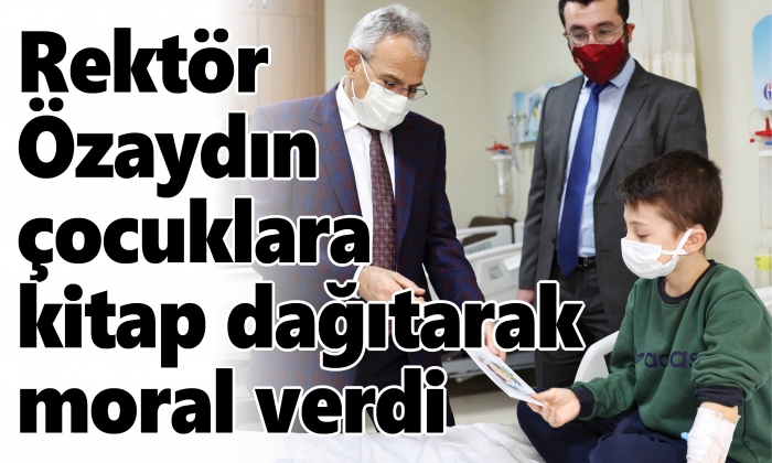 Rektör Özaydın çocuklara kitap dağıtarak moral verdi