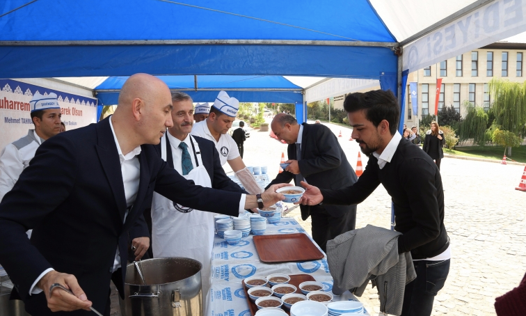 Tahmazoğlu'ndan üniversite öğrencilerine aşure