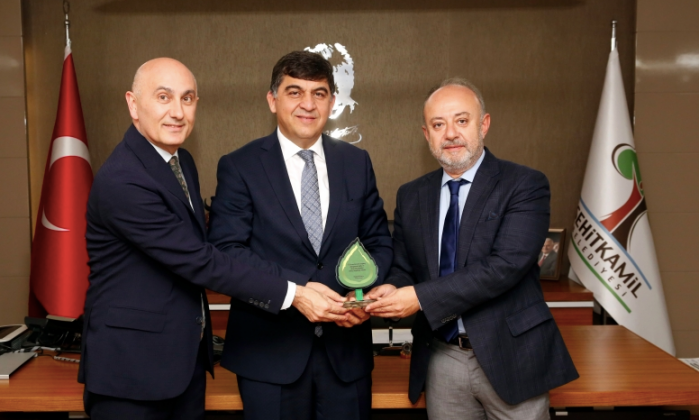 HKÜ'den Fadıloğlu'na teşekkür plaketi