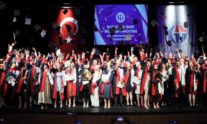 İktisad fakültesi mezunlarını uğurladı