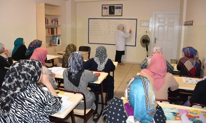 Okuma yazma öğreniyorlar