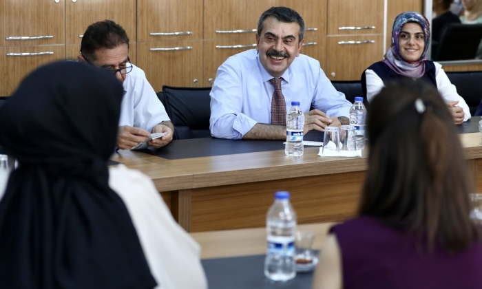 Bakan Tekin öğretmenlerle bir araya geldi