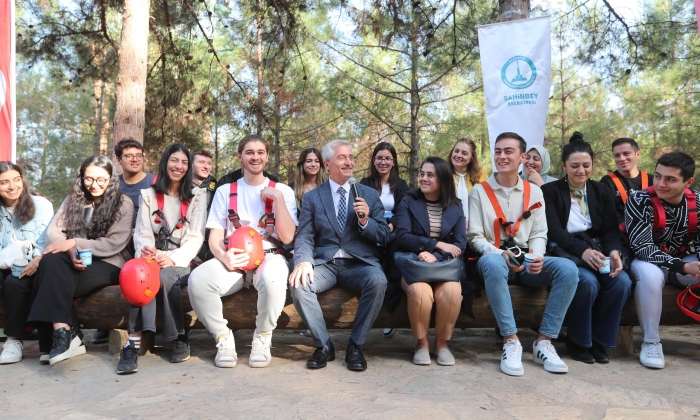 Bilim kampında gençlerle bir araya geldi