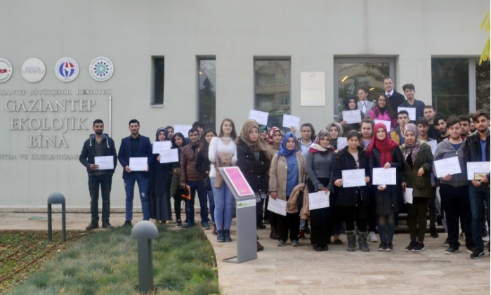 GAÜN öğrencilerinden ekolojik binaya ziyaret
