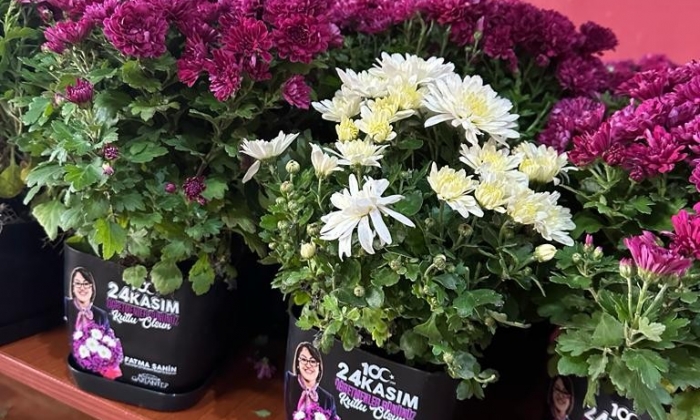 Büyükşehir’den öğretmenlere 24 Kasım’a özel çiçek dağıtımı