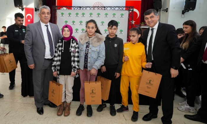 Fadıloğlu, öğrencilerle birlikte pasta kesti