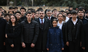 Depremlerde hayatını kaybedenler için okullarda saygı duruşunda bulunuldu