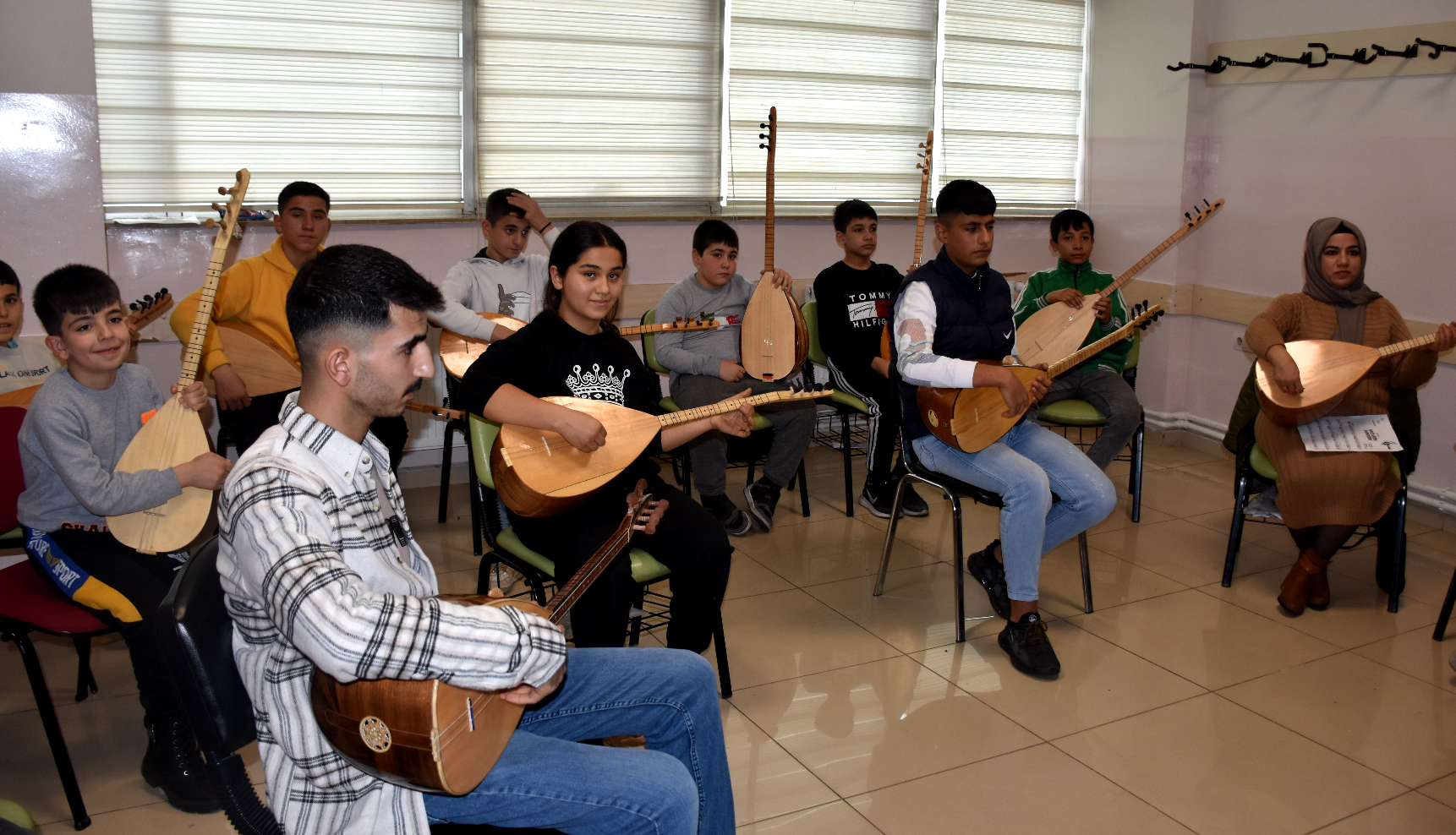    Bağlama Çalmayı Öğreniyorlar