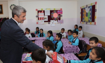 Şahinbey Belediyesi boyama seti dağıtıyor