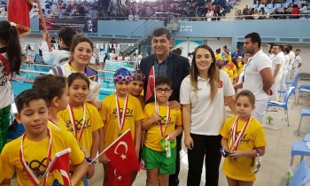 SANKO Okulları'nın minik yüzücüleri madalya ile döndü