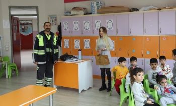 Umut Yılmaz öğretmenler gününü çiçeklerle kutladı