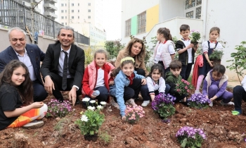 Gaziantep’te Minik Eller Toprağa Hayat Verdi   