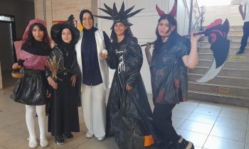 Öğrencilerden dikkat çeken defile