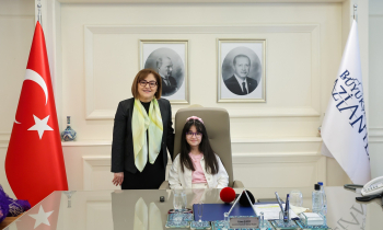Başkan Şahin makamını minik Beren Özdemir'e devretti