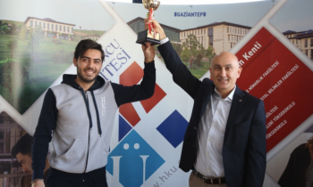 HKÜ sporcuları kupayla döndü