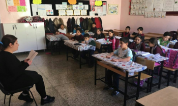 Bu okulda anneler okuyor çocuklar dinliyor