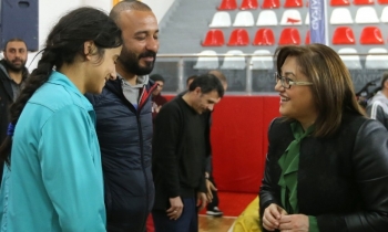 100 okula spor malzemesi dağıtıldı