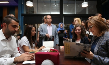 BÜYÜKŞEHİR, “GENÇLER OKUSUN” DİYE KİTAP KAFELER AÇIYOR